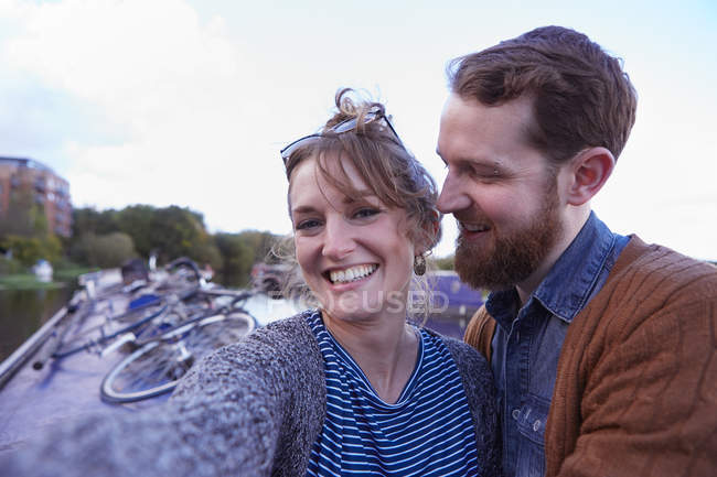 Paar auf Kanalboot — Stockfoto