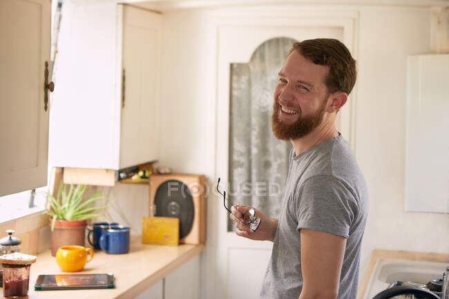 Mann in Kanalbootküche mit digitalem Tablet — Stockfoto