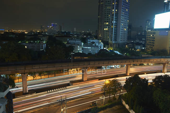 Paysage urbain et autoroute la nuit, Bangkok, Thaïlande — Photo de stock