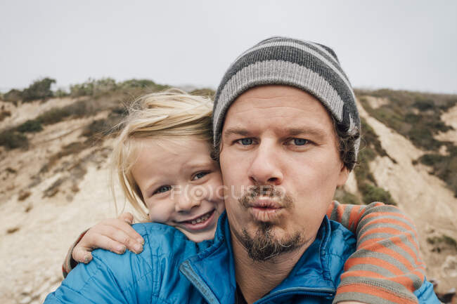 Retrato de pai e filho, ao ar livre, sorrindo, close-up — Fotografia de Stock