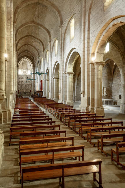 Интерьер Королевского аббатства Санта-Мария-де-Побле, Вимбоди, Каталония, Испания, Европа — стоковое фото