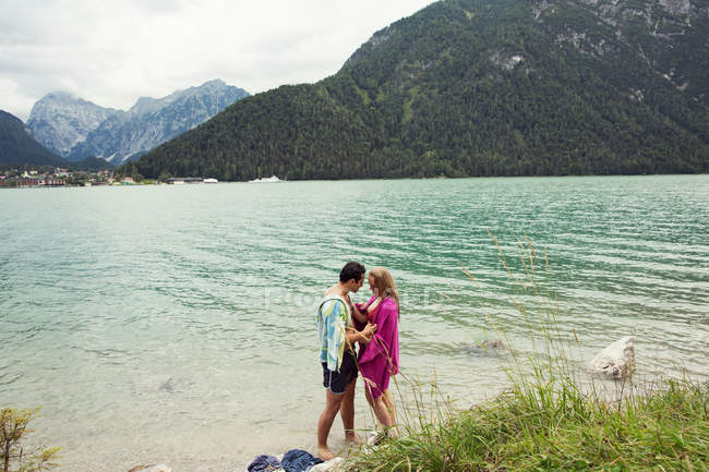 Pareja envuelta en toalla por Achensee, Innsbruck, Tirol, Austria, Europa - foto de stock