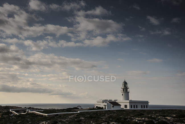 Faro imbiancato sulla costa, Fornells, Minorca, Spagna — Foto stock