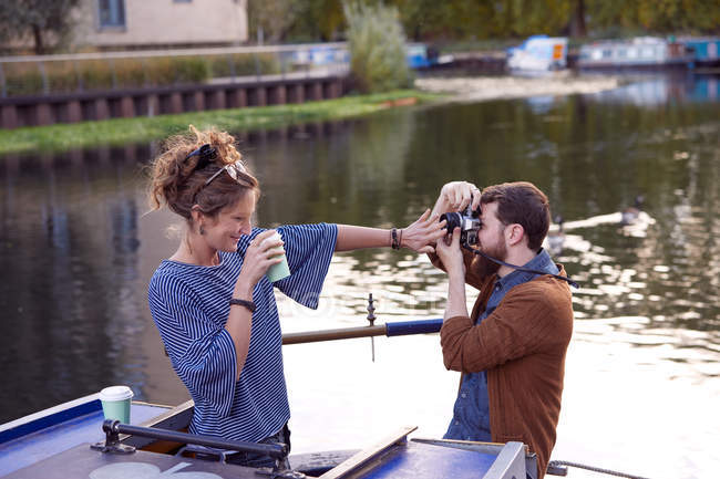 Casal tirando foto no barco do canal — Fotografia de Stock