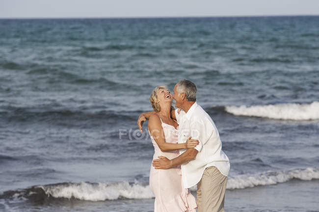Pareja abrazándose en la playa, Palma de Mallorca, España - foto de stock