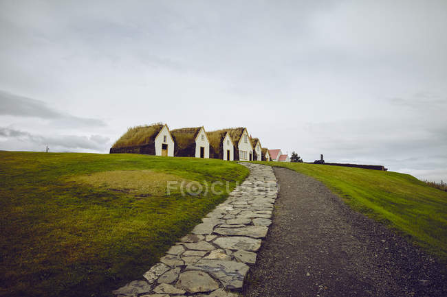 Weg zu Rasenhäusern, akureyri, eyjafjardarsysla, Island — Stockfoto