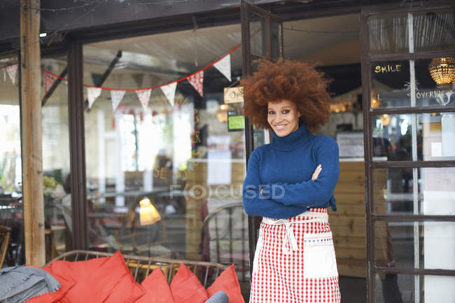 Портрет власника малого бізнесу перед кафе, що посміхається на камеру — стокове фото