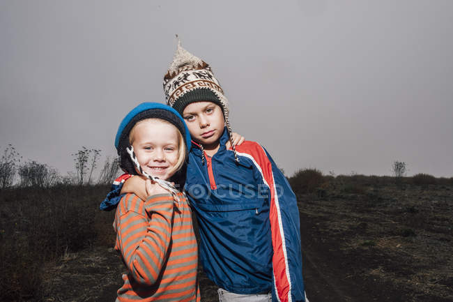 Retrato de dois irmãos em chapéus de malha — Fotografia de Stock