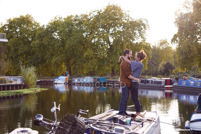 Paar auf Kanalboot — Stockfoto
