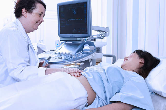 Sonograf beruhigt schwangere Patientin — Stockfoto
