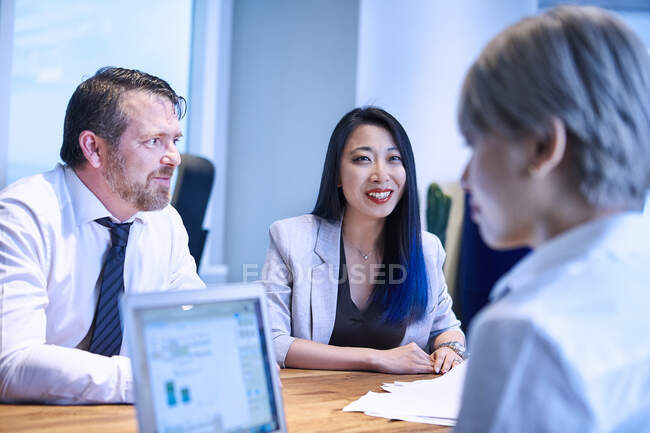 Colleagues in business meeting using laptop — Stock Photo