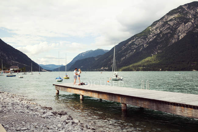 Casal no cais, Achensee, Innsbruck, Tirol, Áustria, Europa — Fotografia de Stock