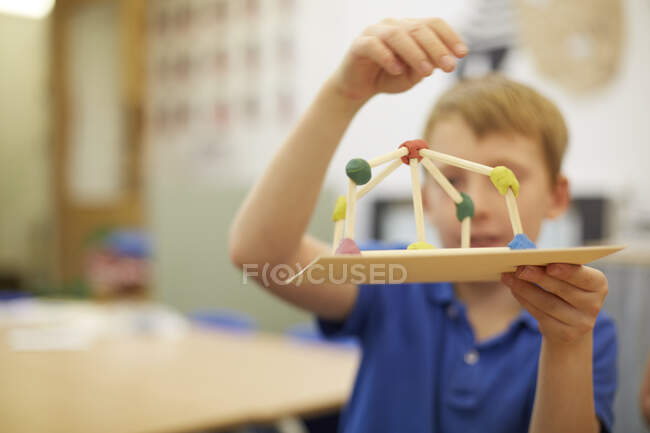 Schüler basteln Ball und Stock im Klassenzimmer der Grundschule — Stockfoto