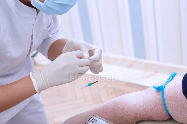 Обрезанный вид медицинского работника, выполняющего анализ крови — стоковое фото