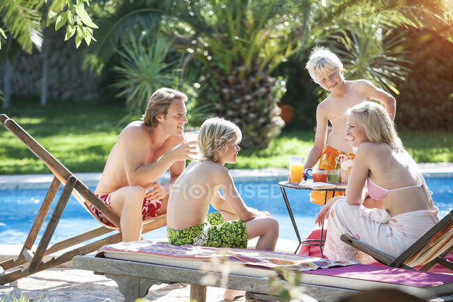 Сімейний відпочинок біля відкритого басейну — стокове фото