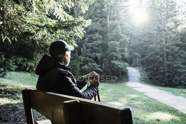 Caminhante sentado no banco olhando para a vista, Madonna di Pietralba, Trentino-Alto Adige, Itália, Europa — Fotografia de Stock