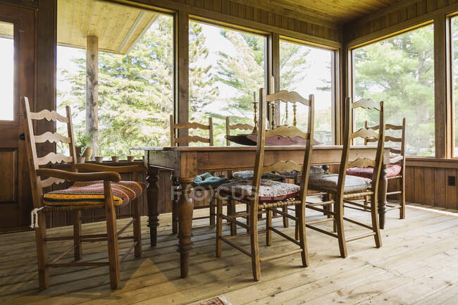 Esstisch und Stühle, behandelte Holzdielen im Landhaus, Quebec, Kanada — Stockfoto