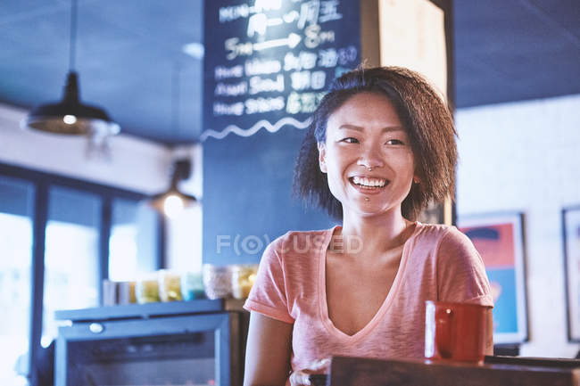 Mujer feliz en la cafetería, Shanghai Concesión francesa, Shanghai, China - foto de stock