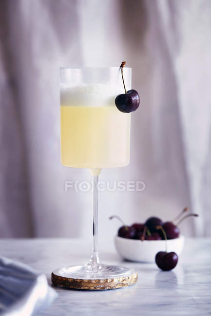 Nahaufnahme von Glas mit köstlich gewürzten Pfirsichbellini auf Marmortisch — Stockfoto