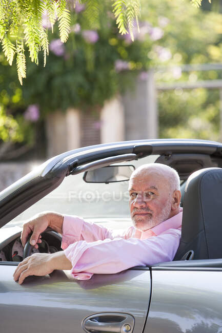 Retrato de homem sênior em carro conversível — Fotografia de Stock