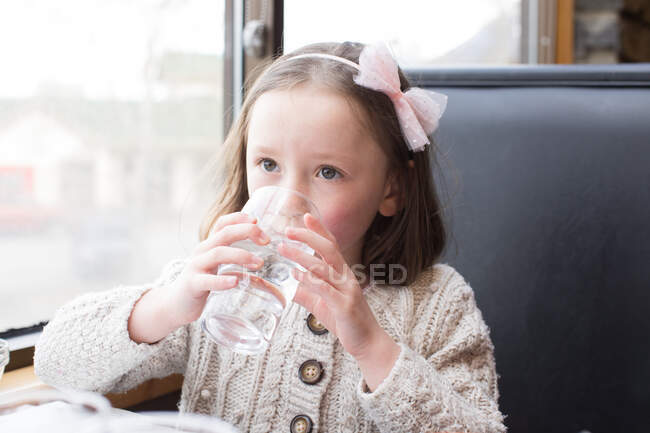 Дівчина п'є склянку води — стокове фото