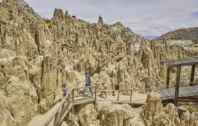 Madre e figli trekking lungo il sentiero, attraverso formazioni rocciose, La Paz, Bolivia, Sud America — Foto stock