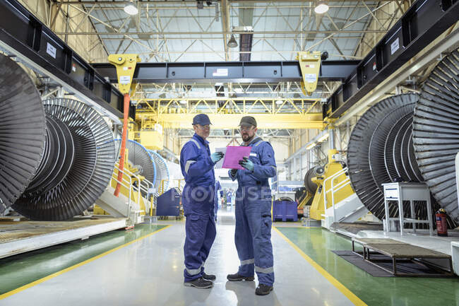 Engineers in discussion in turbine maintenance factory — Stock Photo
