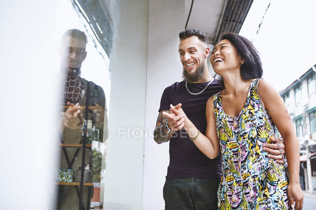 Multi etnico hipster coppia finestra shopping, Shanghai concessione francese, Shanghai, Cina — Foto stock
