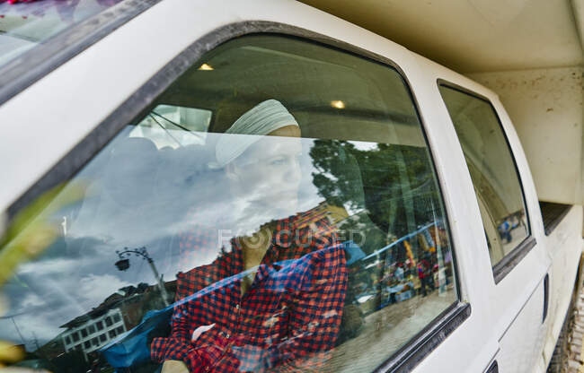 Donna all'interno del veicolo ricreativo, guardando fuori dalla finestra, Copacabana, Oruro, Bolivia, Sud America — Foto stock