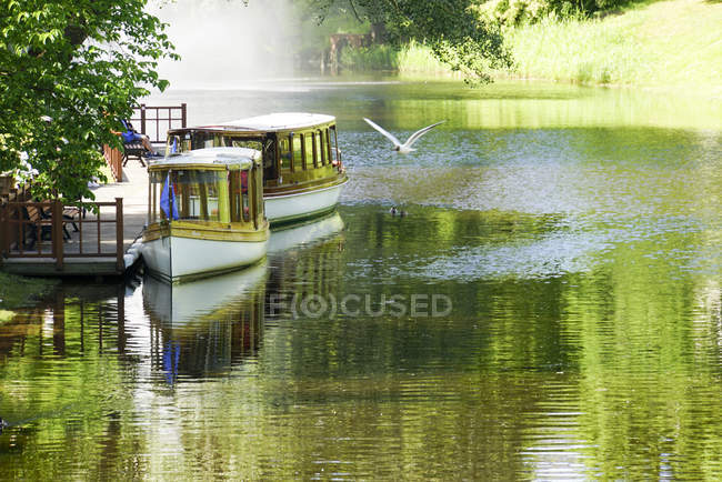 Старые деревянные лодки на канале, Рига, Латвия — стоковое фото