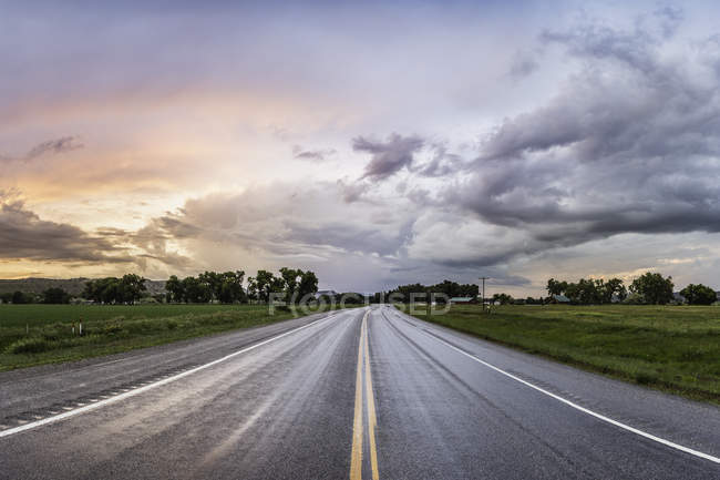 Autoroute à travers la zone rurale, Montana, États-Unis — Photo de stock