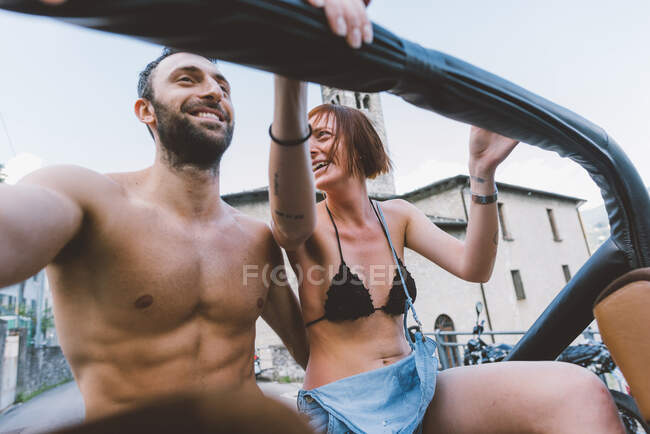 Jovem casal na parte de trás do veículo off road em viagem, Como, Lombardia, Itália — Fotografia de Stock