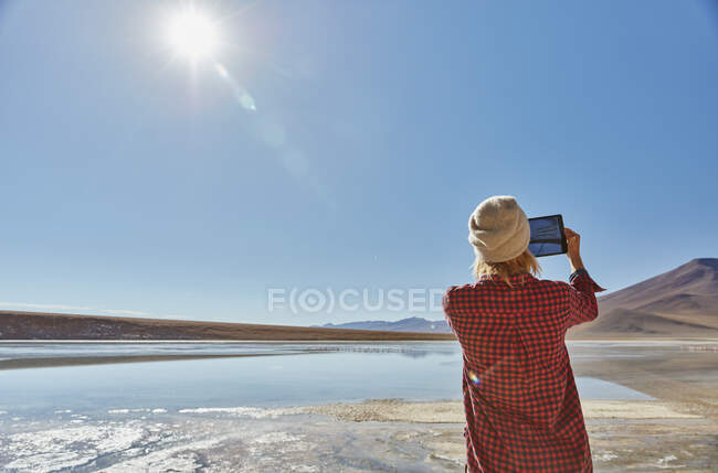 Mulher fotografando paisagem, usando tablet digital, Salar de Chalviri, Chalviri, Oruro, Bolívia, América do Sul — Fotografia de Stock