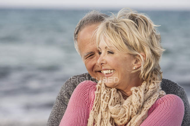 Paar umarmt sich am Strand von Palma de Mallorca, Spanien — Stockfoto