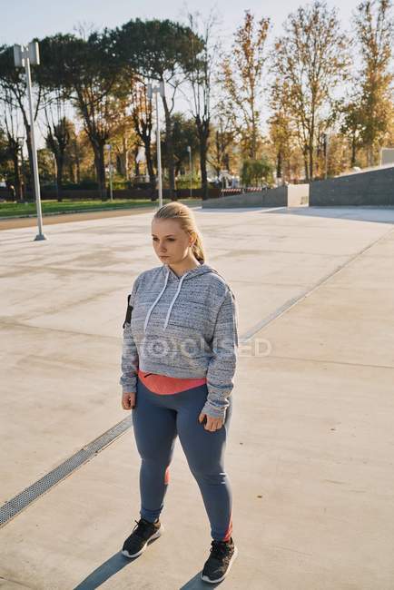 Curvaceous young woman training outdoors — Stock Photo