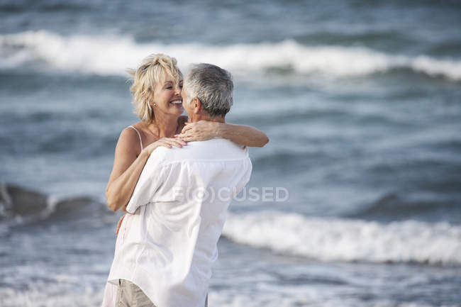 Пара обнимается на пляже, Пальма-де-Майорка, Испания — стоковое фото
