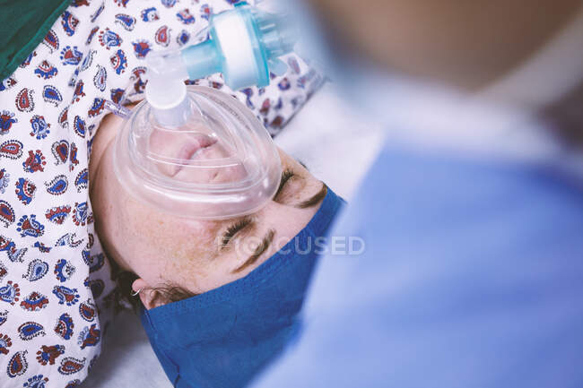 Blick über die Schulter des Anästhesisten, der Patientin im Operationssaal der Entbindungsstation überwacht — Stockfoto
