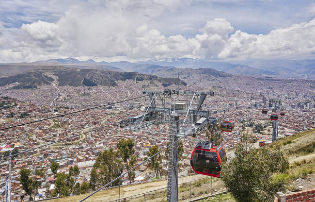 Vista elevada de la ciudad con teleféricos en primer plano, La Paz, Bolivia, América del Sur - foto de stock