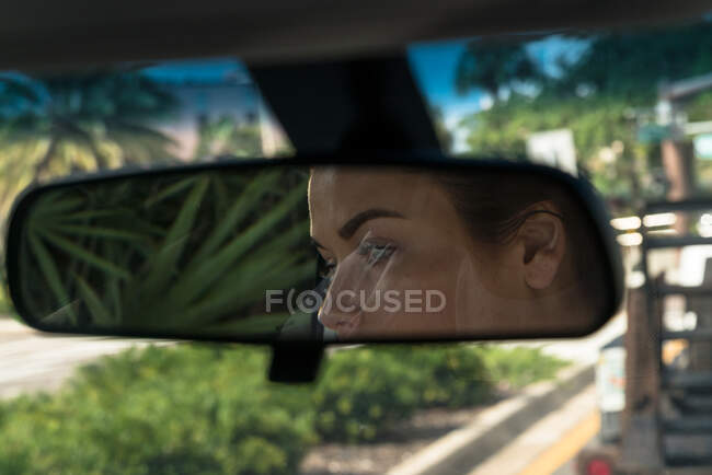 O rosto da jovem mulher no espelho do carro, Florida, EUA, close — Fotografia de Stock