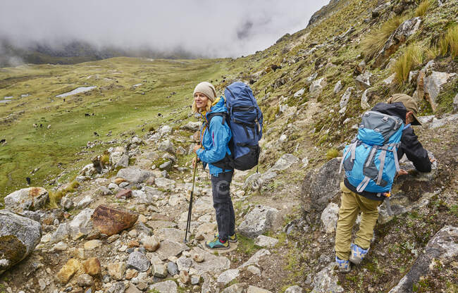 Madre e figlio, trekking attraverso il paesaggio, Ventilla, La Paz, Bolivia, Sud America — Foto stock