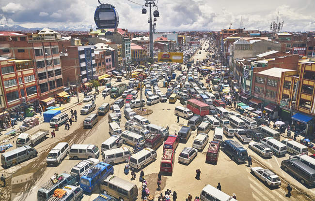 Vista elevada del tráfico en la ciudad, El Alto, La Paz, Bolivia, América del Sur - foto de stock