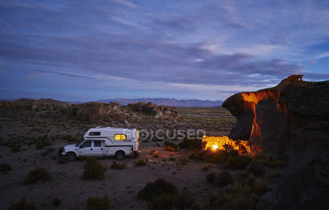 Рекреаційний автомобіль, що подорожує в сутінках, Оруро, Оруро, Болівії, Південній Америці. — стокове фото