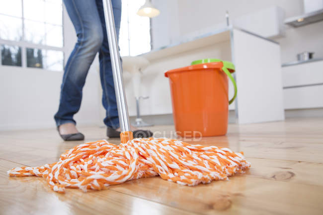 Section basse de femme nettoyage plancher de cuisine — Photo de stock