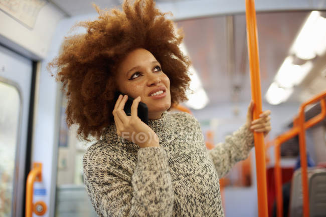 Frau telefoniert im Zug mit Handy — Stockfoto