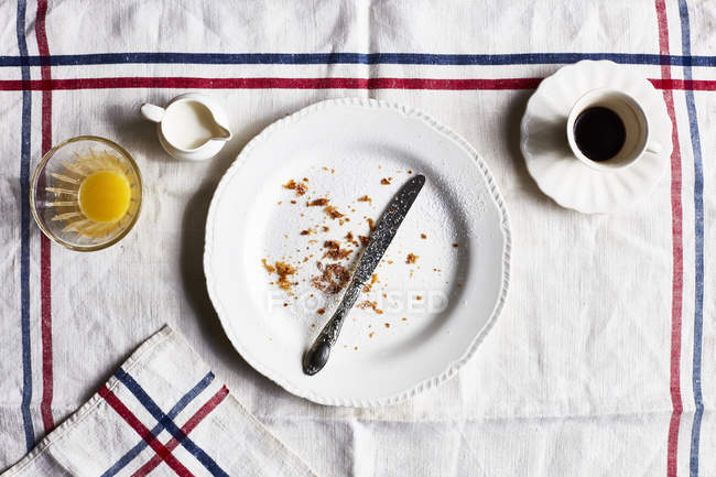 Empty breakfast plate, overhead view — Stock Photo