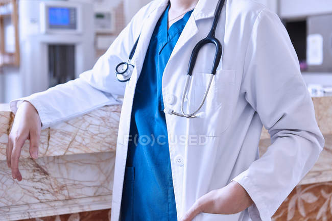 Обрезанный взгляд врача со стетоскопом — стоковое фото