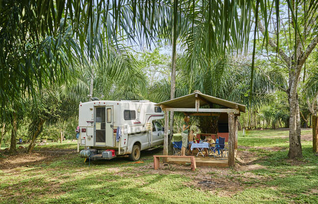 Campervan estacionado en el camping por refugio de picnic, Bonito, Mato Grosso do Sul, Brasil, América del Sur - foto de stock