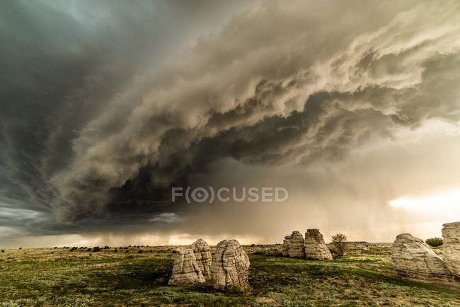 Nuvens de tempestade sobre formações rochosas no campo, Lamar, Colorado, Estados Unidos, América do Norte — Fotografia de Stock