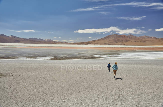 Madre e hijos explorando paisajes, Laguna Colorada, Colorada, Potosí, Bolivia, Sudamérica - foto de stock