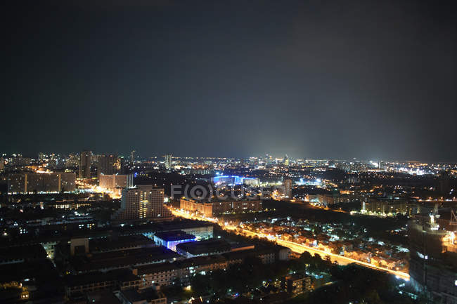 Vista del paisaje urbano nocturno con iluminación y luces, Bangkok, Tailandia - foto de stock